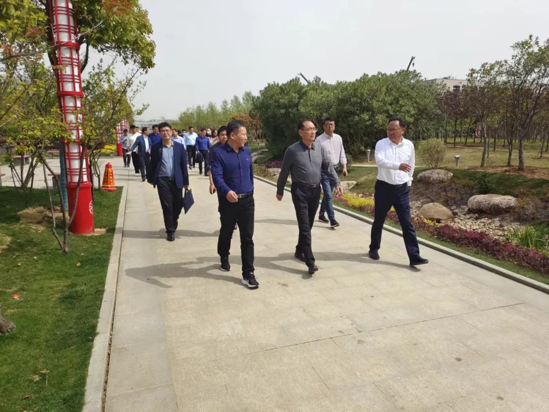 信阳市人大副主任李高岭一行到百花园项目及市立交桥雨水泵站项目进行调研