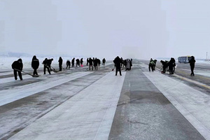 信阳明港机场抗击冰雪，护航旅客回家路